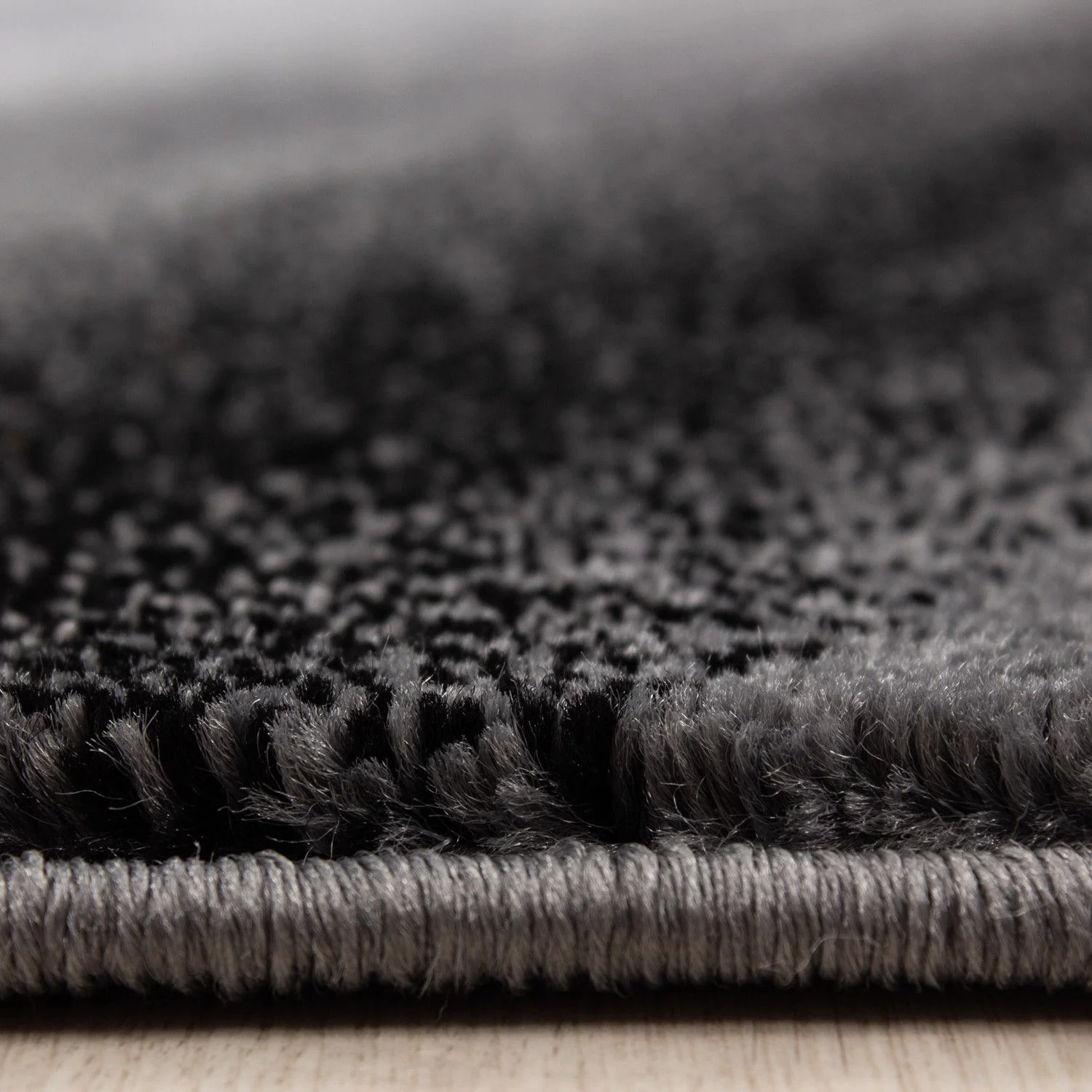 Kurzflor Teppich: Sanftes Wellenmuster in Schwarz - Image 4