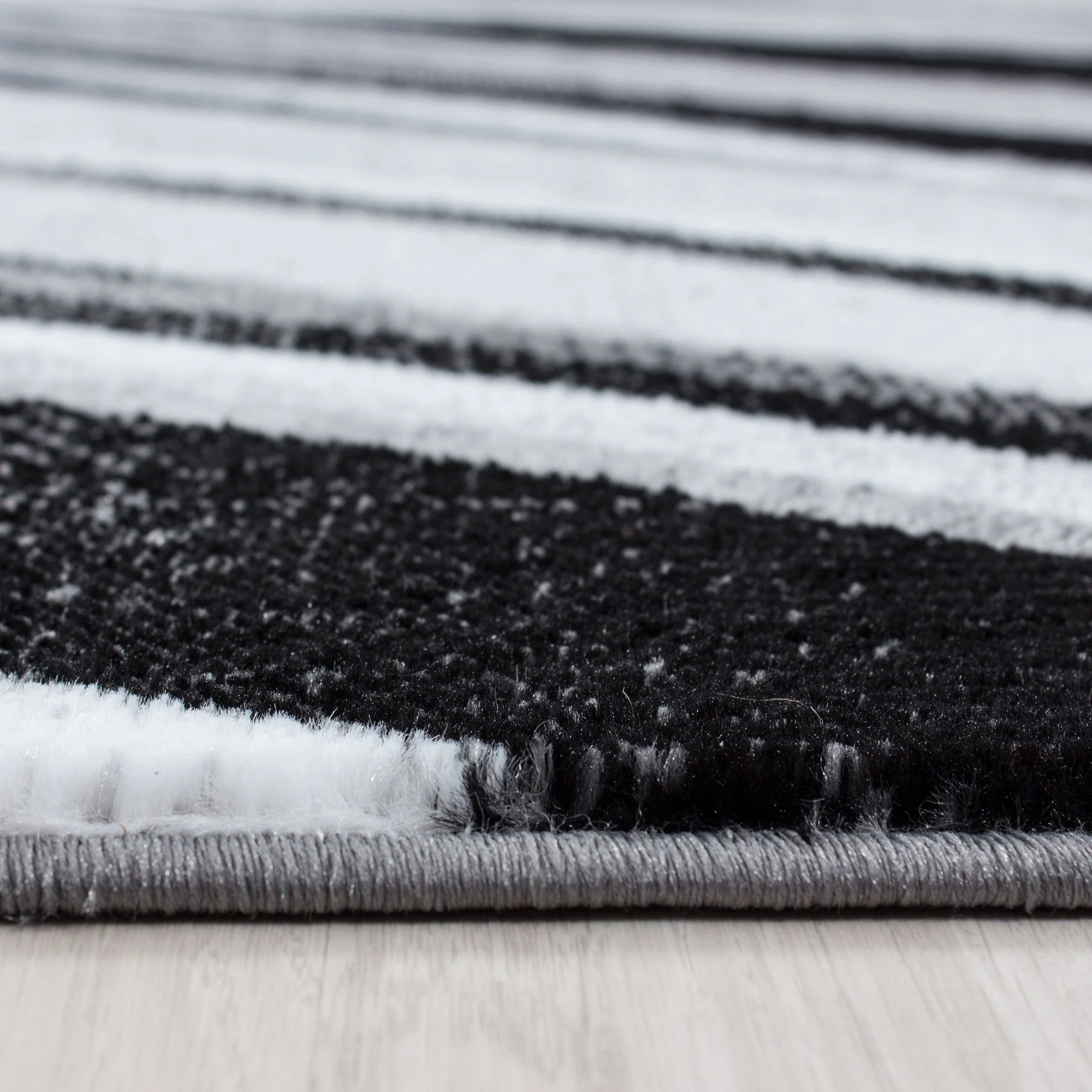 Kurzflor Teppich: Linien & Wellen Design in Schwarz - Image 4