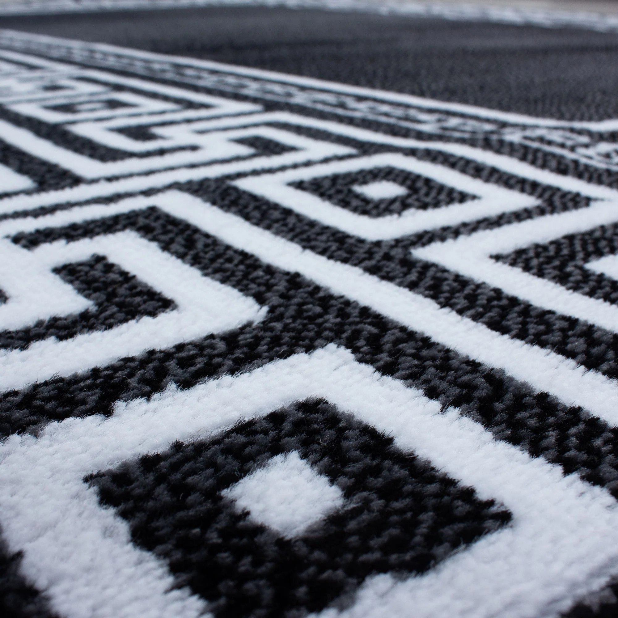 Parma Mäander Kurzflorteppich in Schwarz - Image 6