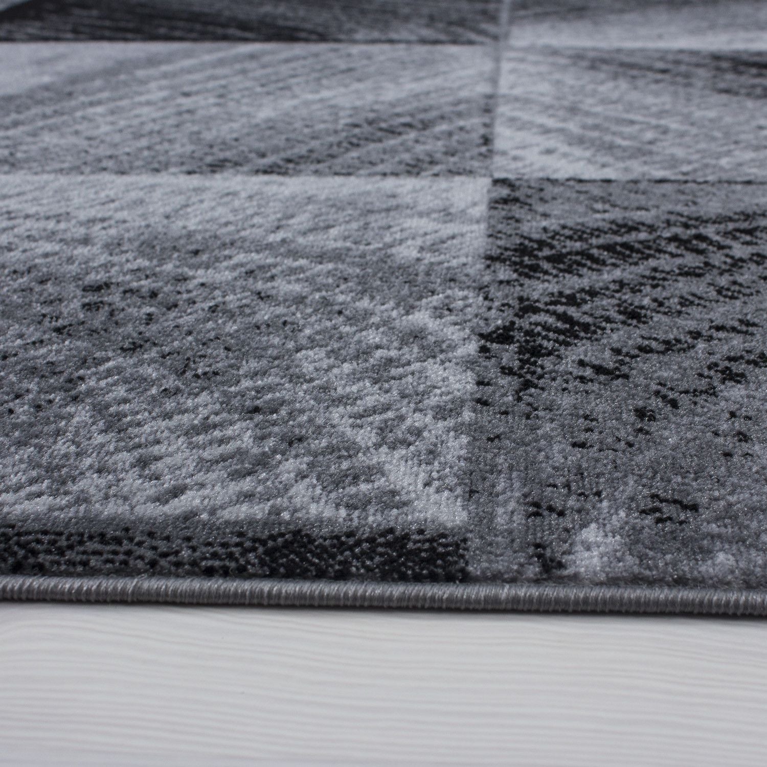 Plus Karierter Kurzflorteppich in Schwarz mit Grautönen - Image 4