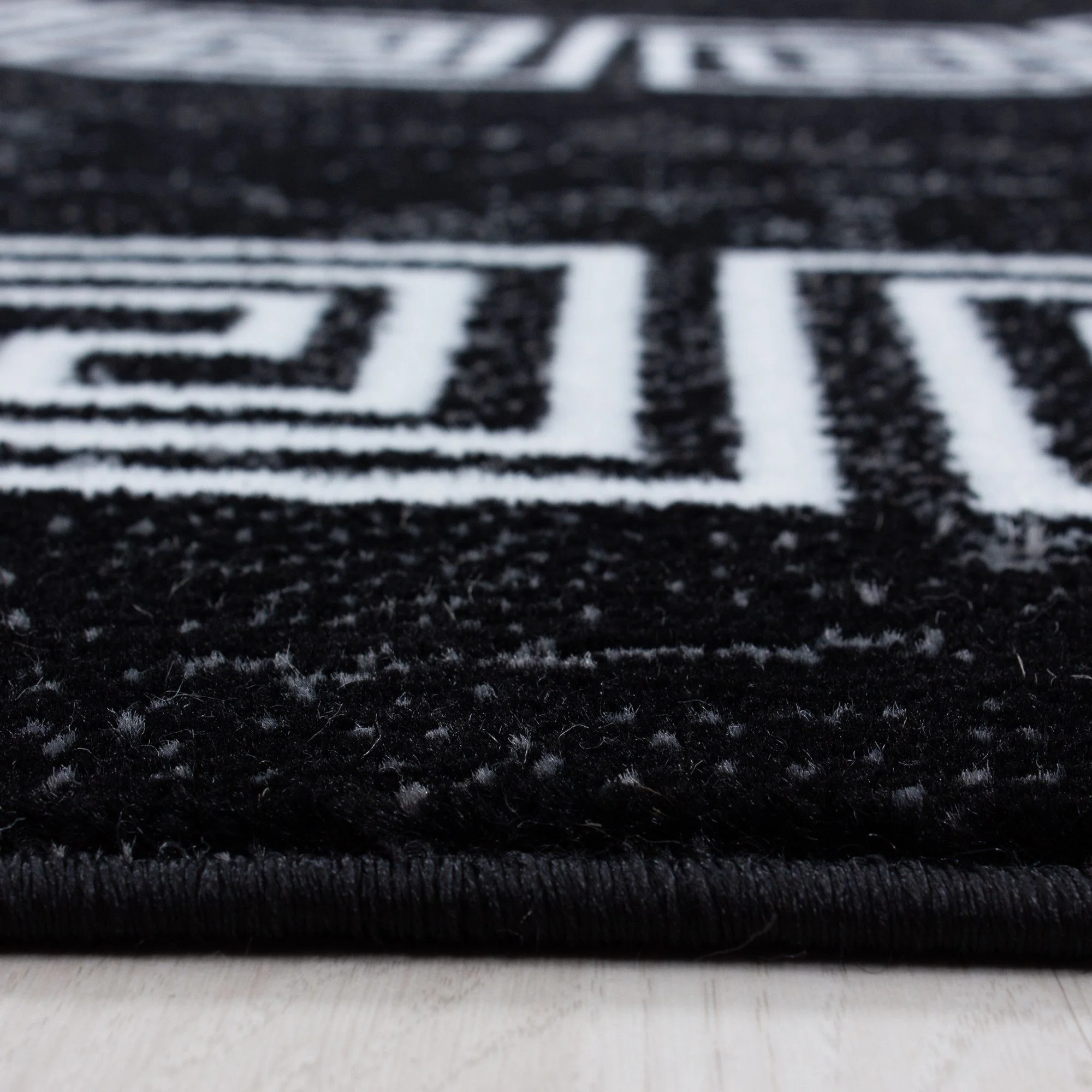 Plus Kurzflorteppich Schwarz – Mäander mit Mittelmotiv - Image 4