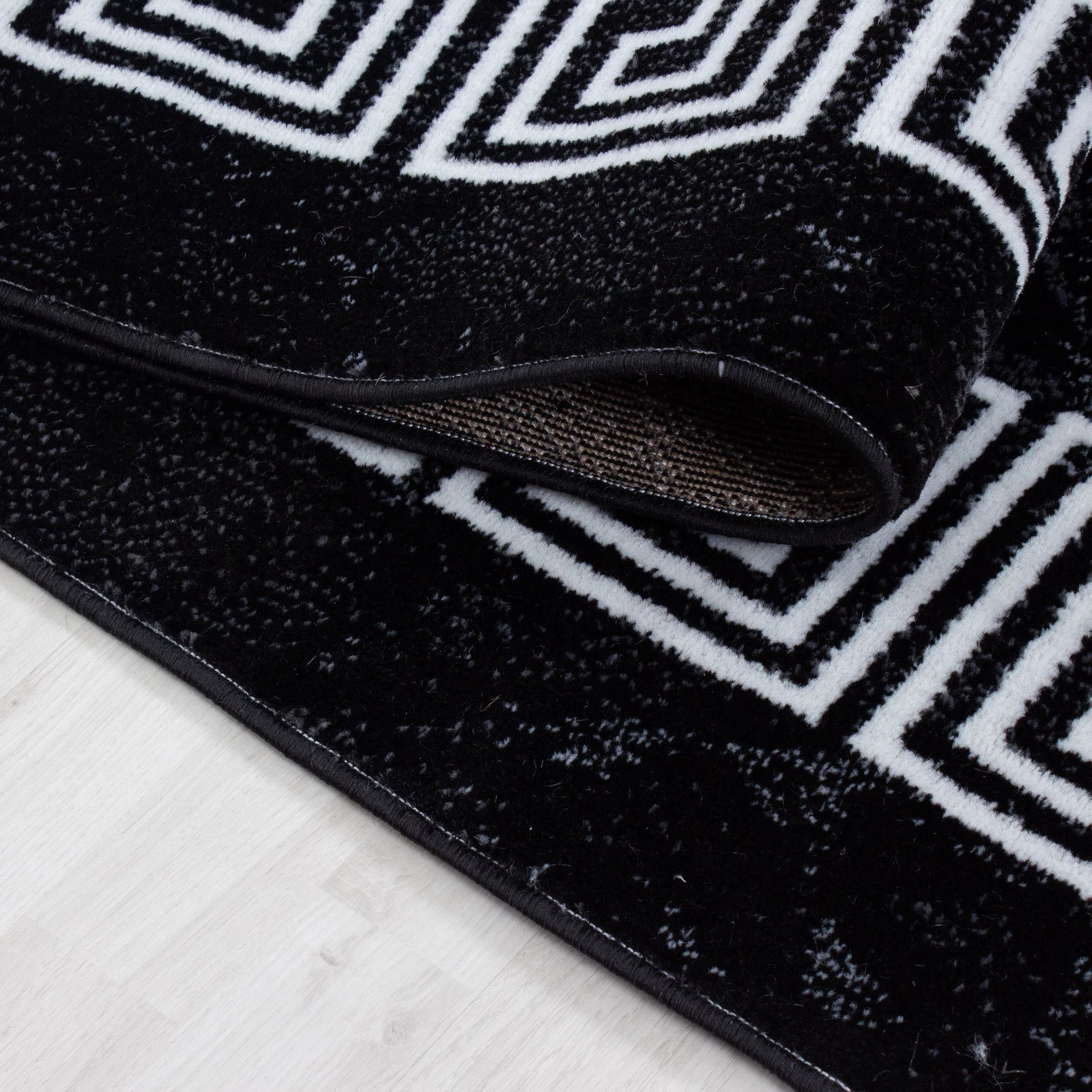 Plus Kurzflorteppich Schwarz – Mäander mit Mittelmotiv - Image 5
