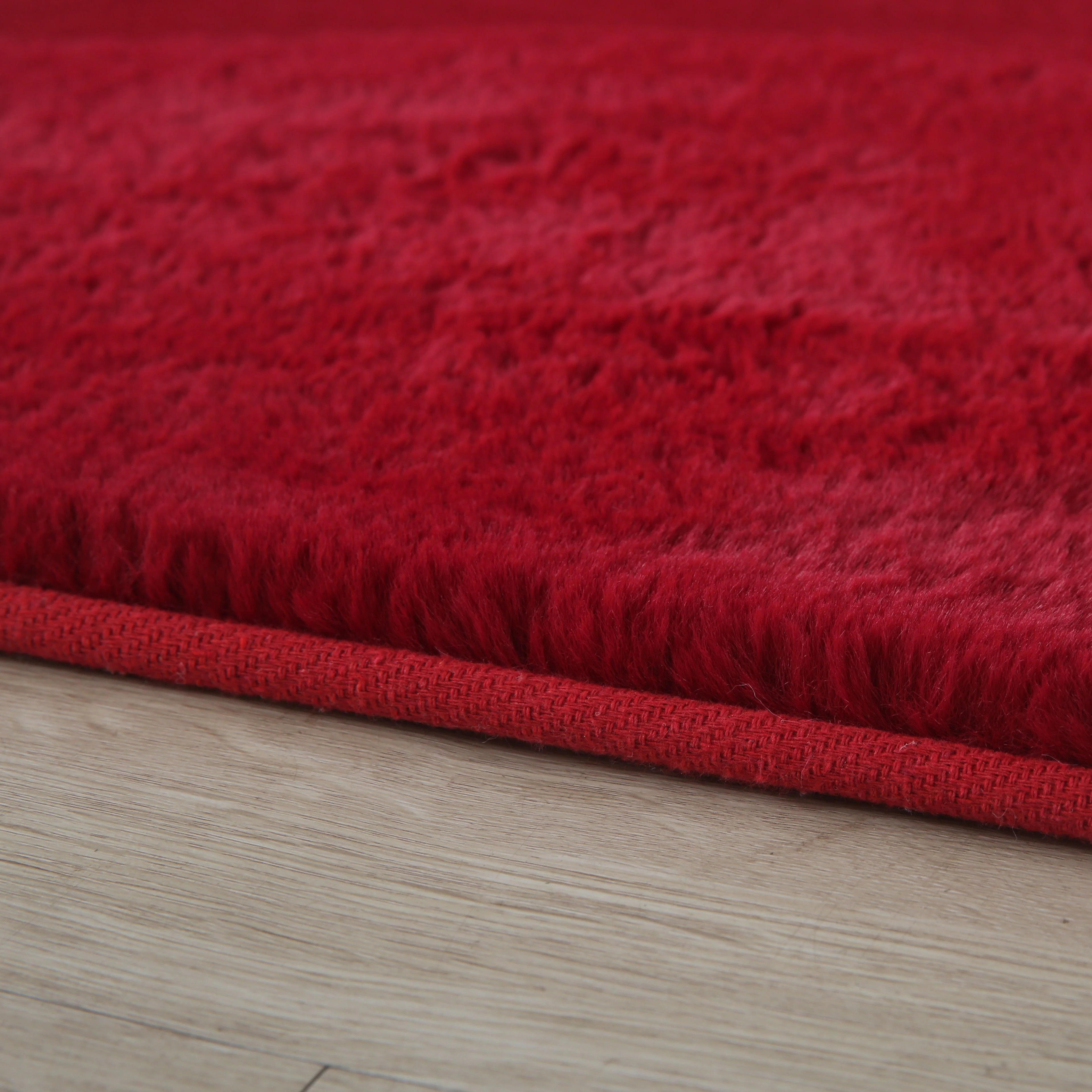 Pouffy Unifarbene Hochflorteppiche in Rot - Image 4